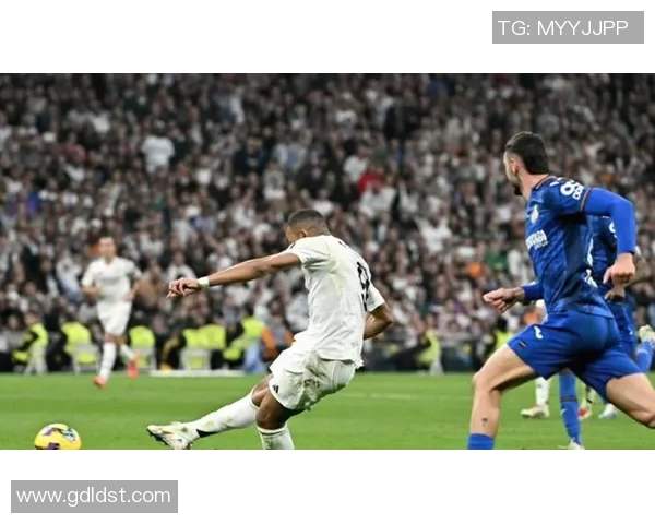 皇马足球明星下车瞬间引发球迷热议现场气氛火爆不容错过